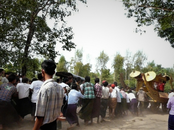 [미얀마] 장례식의 줄다리기 의식